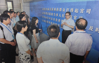 邹碧华向来法院的区人大代表介绍情况。