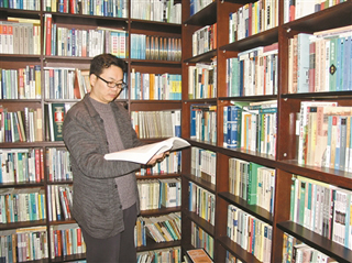 邹碧华在书房学习。