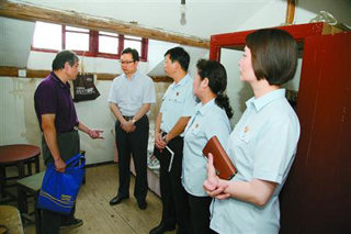 邹碧华在了解案情。